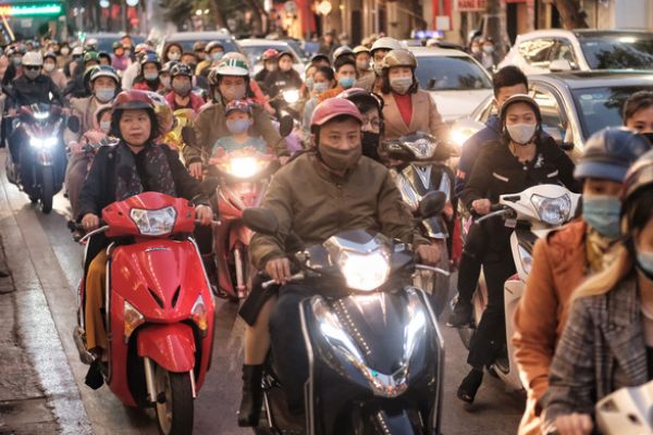 Downtown Hanoi sees unusual crowdedness on first day of Lunar New Year